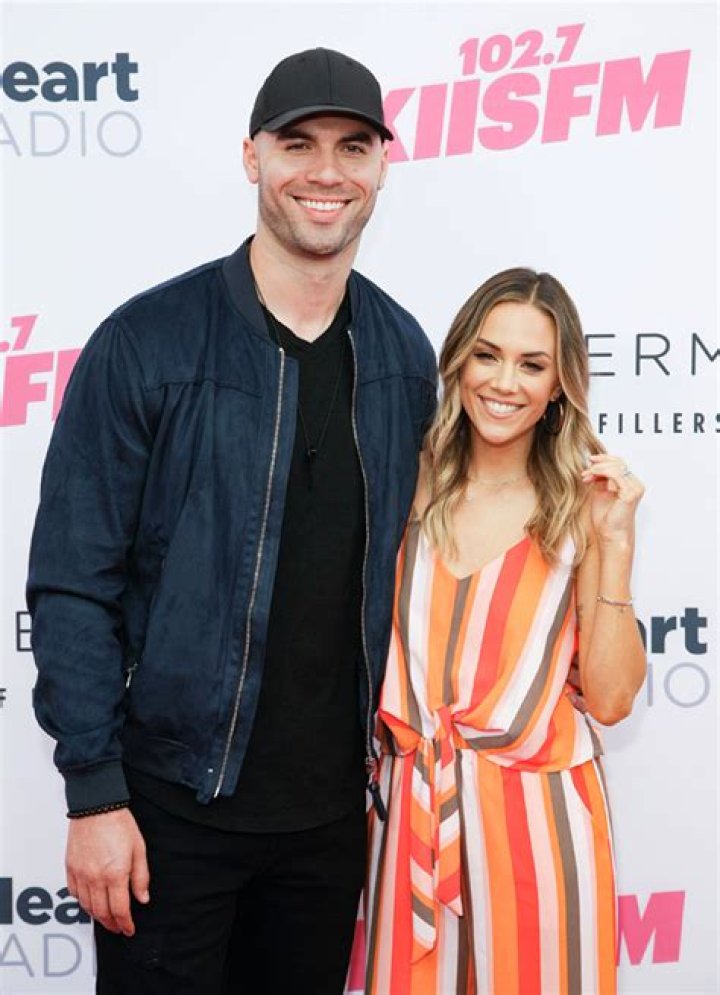 5 Things On Jana Kramer’s Husband She’s Divorcing – Hollywood Life