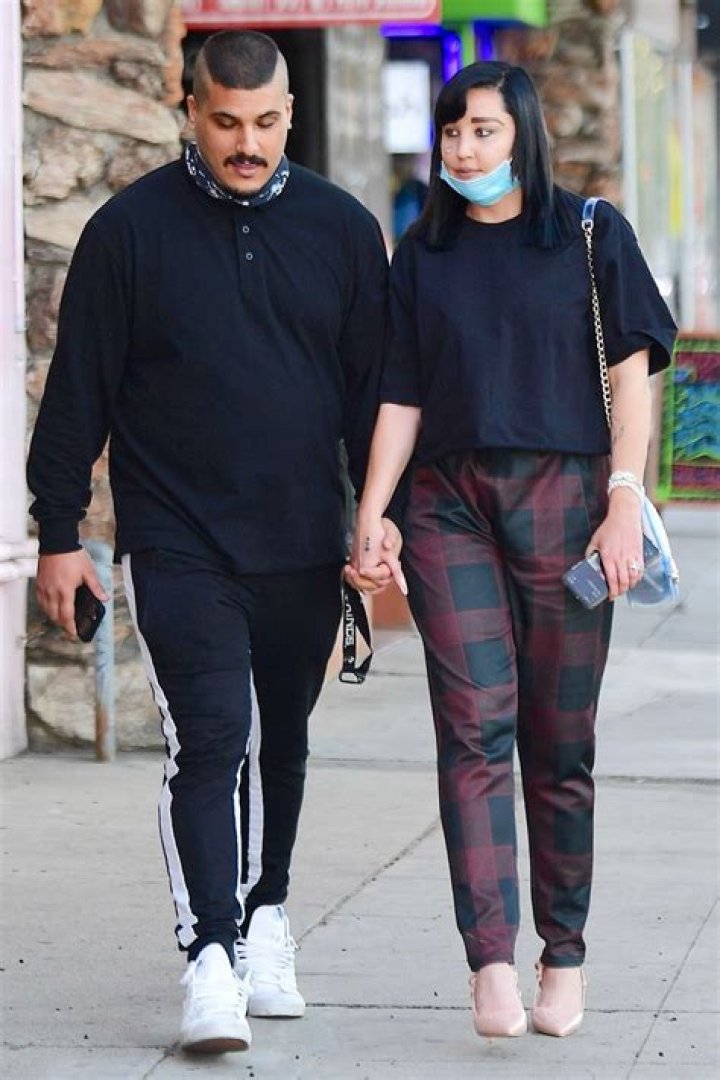 Amanda Bynes & Fiancé Paul Michael May Be Wearing Wedding Rings – Hollywood Life