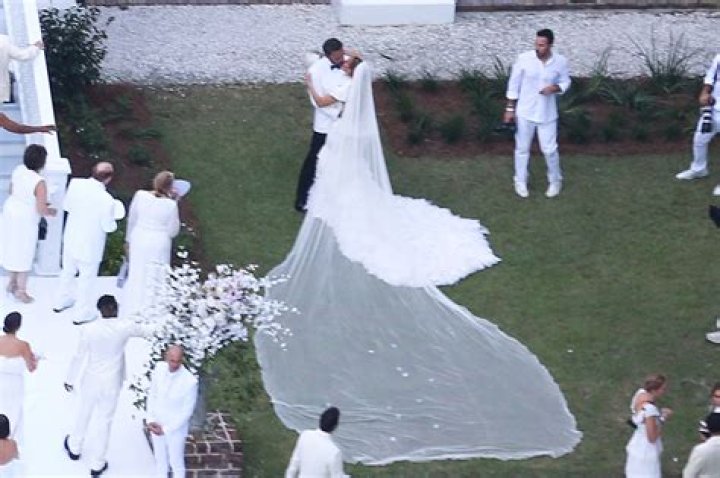 Ben Affleck Kisses Jennifer Lopez After Romantic Las Vegas Wedding: Photos