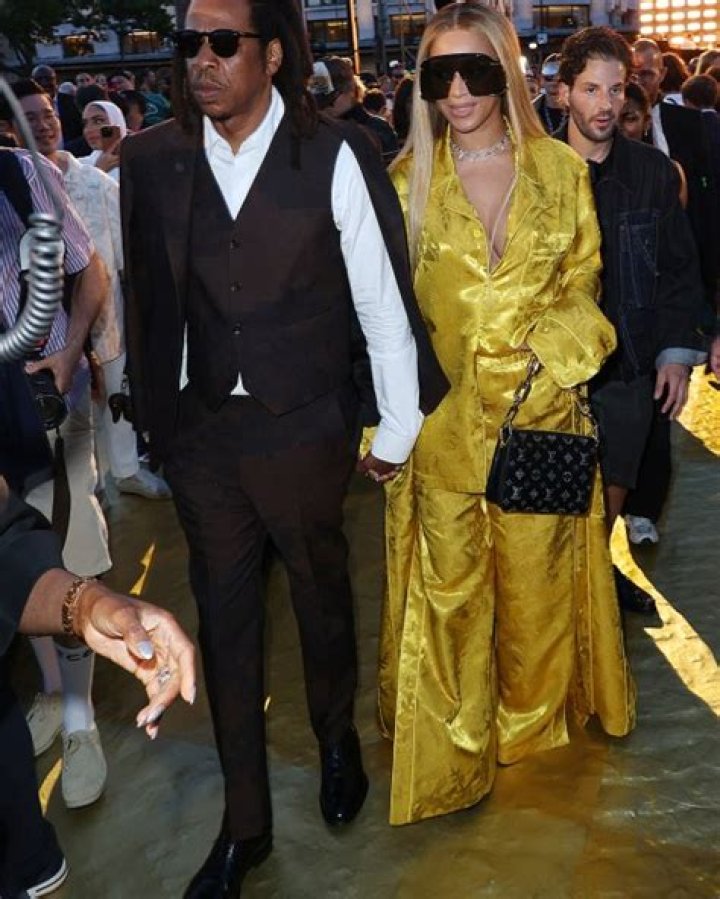 Beyonce Holds Hands With Jay-Z During Pharrell’s Louis Vuitton Show – Hollywood Life