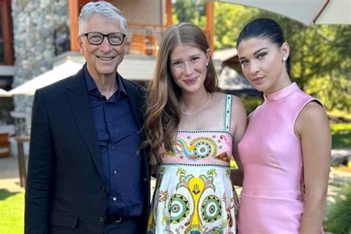 Bill Gates’ Daughter Phoebe Receives Sweet Kiss From Boyfriend: Photo – Hollywood Life