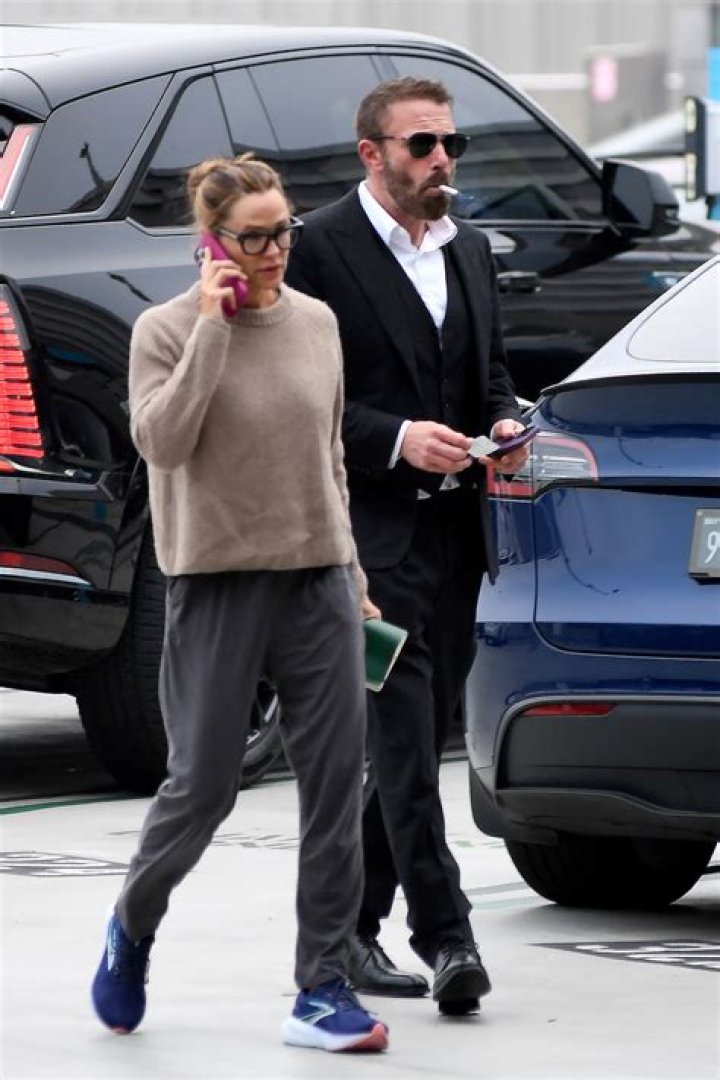 Bradley Cooper Rocks David Bowie T-Shirt At The Beach 2 Days After Reunion With Jennifer Garner