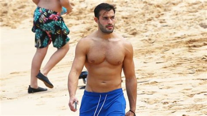Britney Spears’ BF Sam Asghari Runs Shirtless Along The Beach In Maui – Hollywood Life