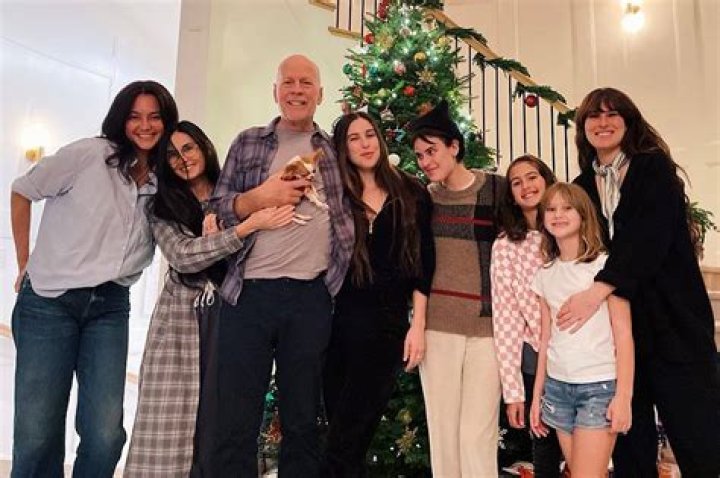 Bruce Willis’ Younger Daughters Mabel & Evelyn Seen In Christmas Photo – Hollywood Life