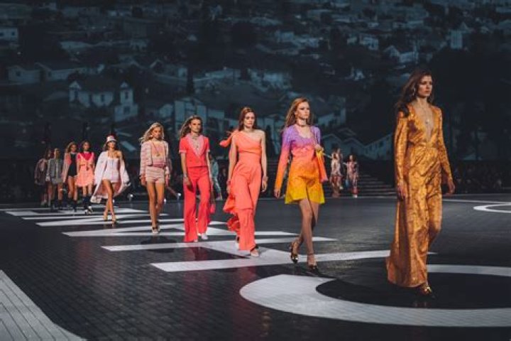 Celeb Moms In Fashion Shows — PICS