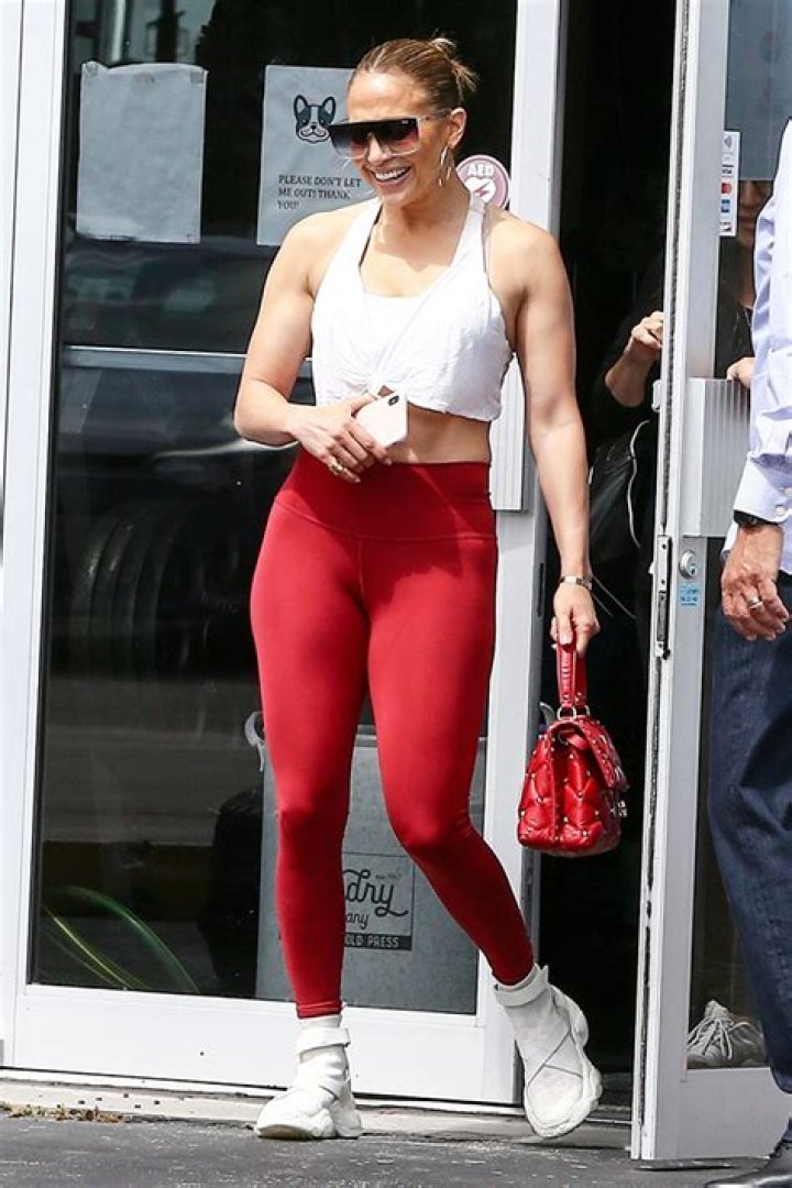 Celebrities Over 40 In Crop Tops – Pics Of Jennifer Lopez & More – Hollywood Life
