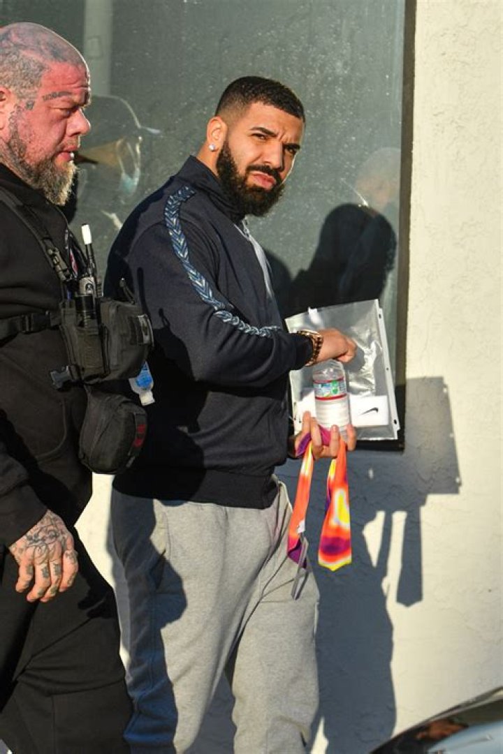 Drake Shows Off Longer Quarantine Beard On Rare Shopping Trip: Pics – Hollywood Life