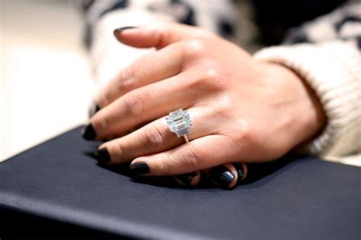 Emily VanCamp’s Engagement Ring From Josh Bowman Cost $100K – Hollywood Life