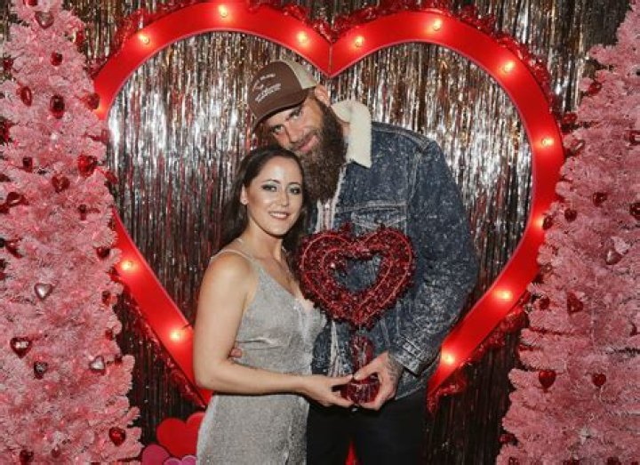 Fans Think David Eason Broke Her Jaw – Hollywood Life