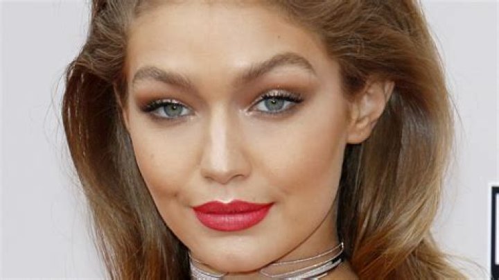Gigi Hadid’s Makeup Tutorial With Vogue: Watch – Hollywood Life