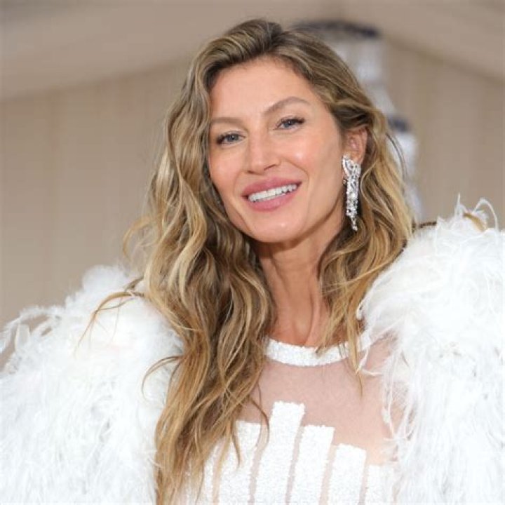 Gisele Bundchen’s Crop Top & White Jeans At Brazil Carnival: Photos – Hollywood Life