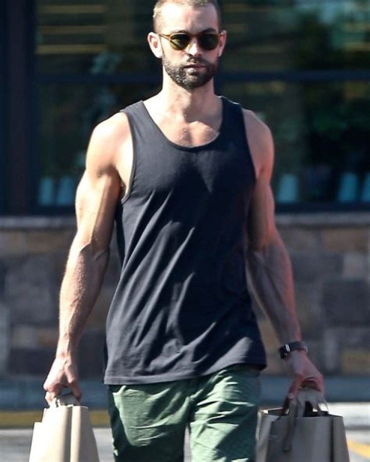 ‘Gossip Girl’ Star Chace Crawford Shows Off Muscles In Shirtless Photo – Hollywood Life