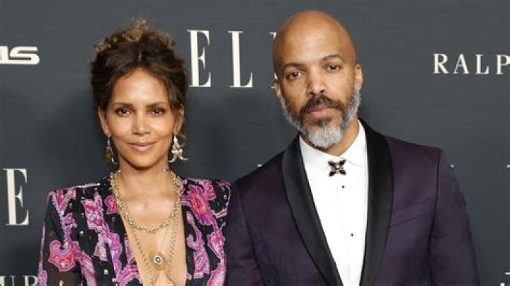 Halle Berry Glows In Sunlit Selfies As BF Van Hunt Gushes Over Her ‘Beauty’ & ‘Intelligence’