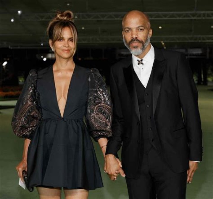 Halle Berry & Van Hunt’s Relationship Timeline: Going Public, Their Oscars Red Carpet Debut & More