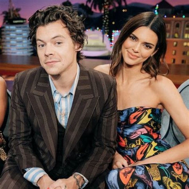 Harry Styles & Kendall Jenner Go To Gay Bar — New Couple Hit Up Therapy In NYC – Hollywood Life
