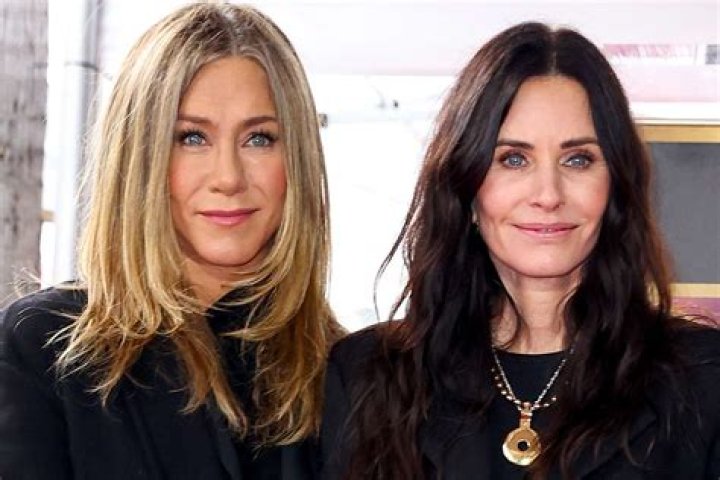 Jennifer Aniston Has Epic ‘Friends’ Reunion With Courteney Cox & Lisa Kudrow During 2020 Emmys