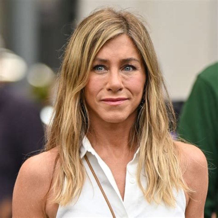 Jennifer Aniston Kisses & Embraces Mystery Man While Leaving Dinner With Friends — Pic