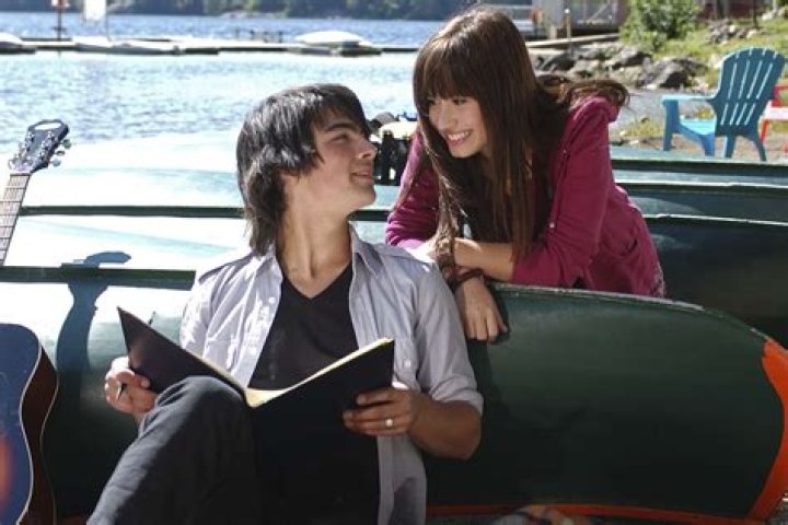 Joe Jonas & Demi Lovato Rekindle Their Relationship, But Were They REALLY Happy? Body Experts Say NO!
