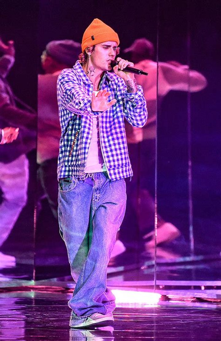 Justin Bieber Kicks Off American Music Awards With Medley Of Hits & Shawn Mendes