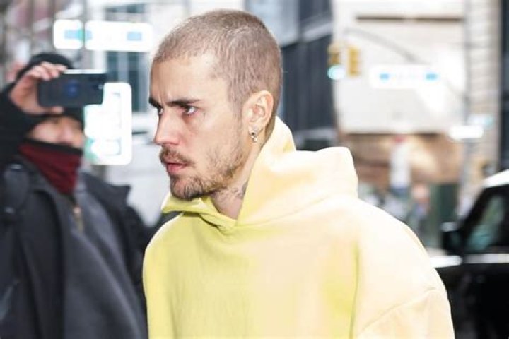 Justin Bieber Shows Off Incredible Abs While Skateboarding — Pics