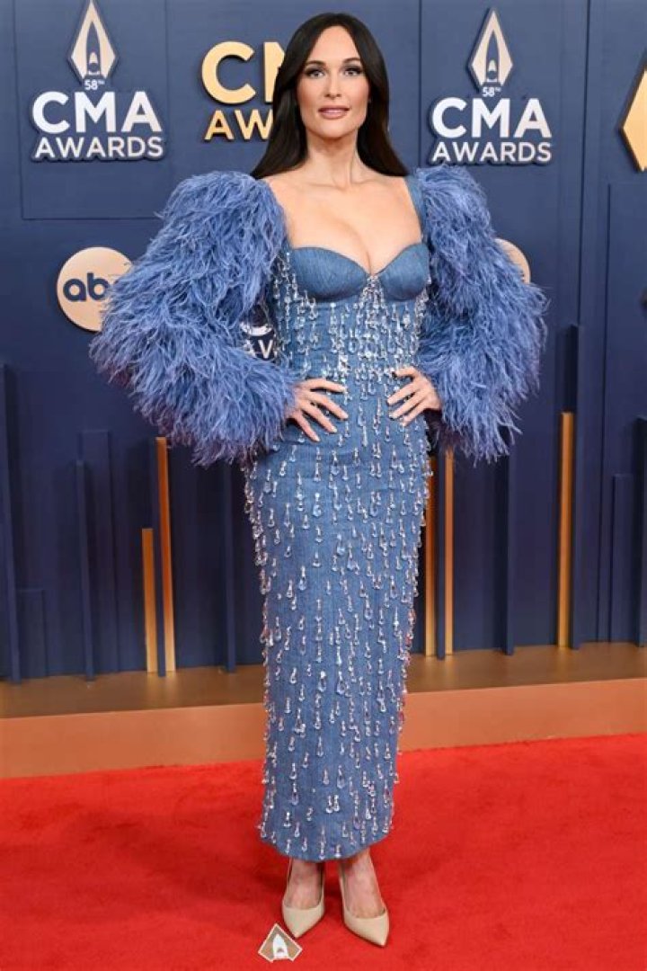 Kacey Musgraves Is A Goth Princess With Dark Hair & Makeup At ACMs
