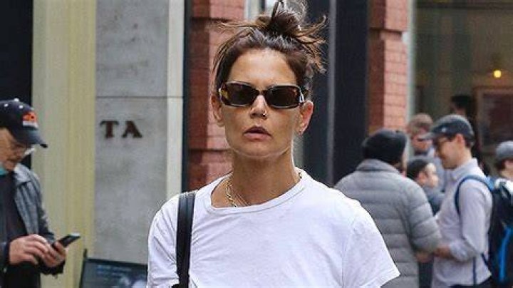 Katie Holmes Shows Off Nose Ring In Casual Look On NYC Stroll: Photos – Hollywood Life