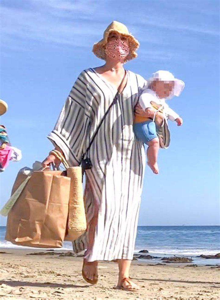 Katy Perry Steps Out With Baby Daisy, 7 Mos., & The Pair Look Adorable In Matching Sun Hats
