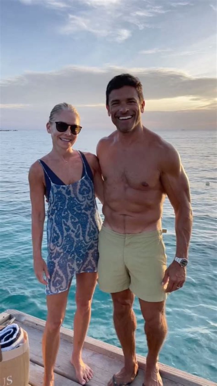 Kelly Ripa Flaunts Abs In White Bikini On Vacation W/ Mark Consuelos – Hollywood Life