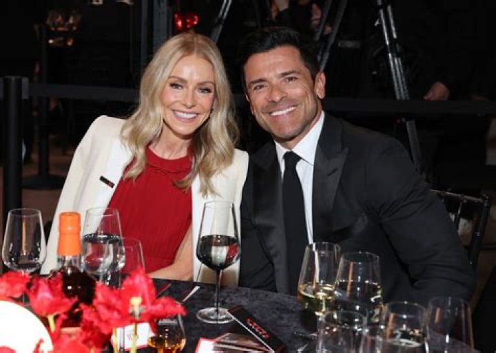 Kelly Ripa Goes Makeup-Free At Hair Salon — Pic – Hollywood Life