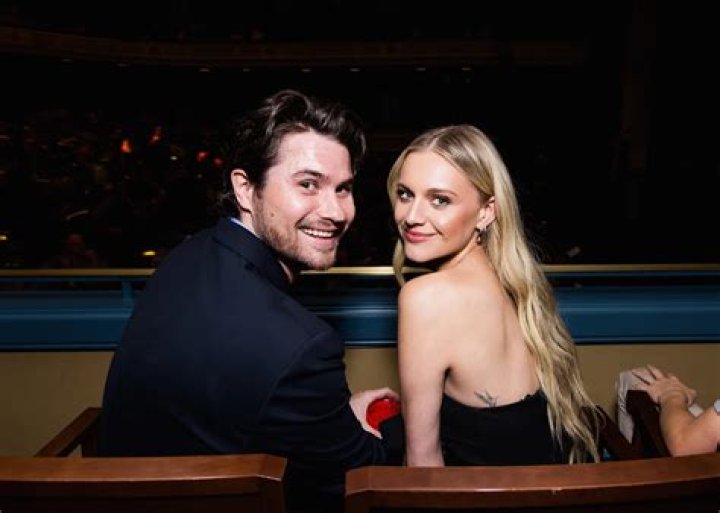 Kelsea Ballerini Reacts To Chase Stokes Breakup Speculation: Photo – Hollywood Life