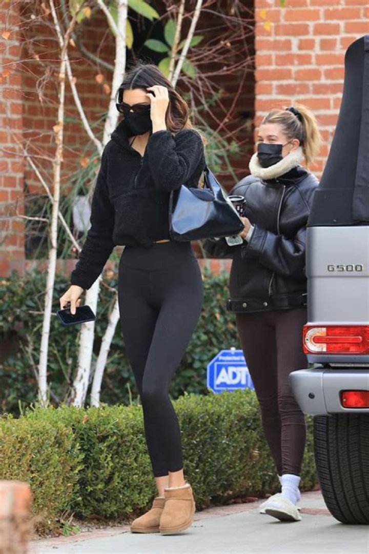 Kendall Jenner & Hailey Baldwin In Matching Leggings & Short Jackets: Pics – Hollywood Life
