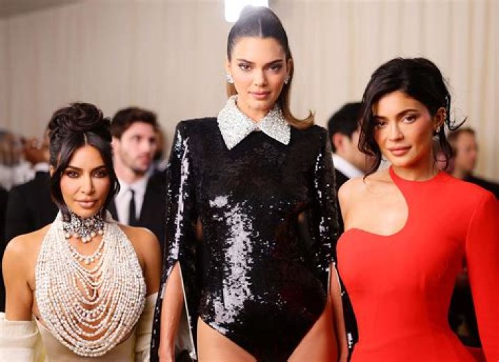 Khloe Kardashian Twerks At Kendall & Kylie Jenner’s Graduation Party — Watch