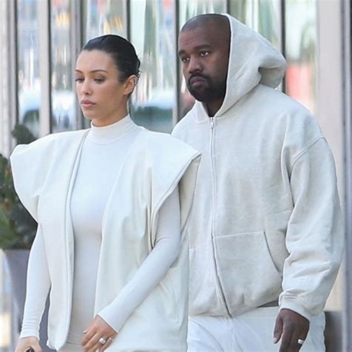 Kim Kardashian & Kanye West Renew Vows On ‘KUWTK’: Recap – Hollywood Life