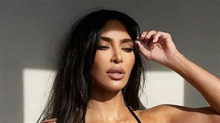 Kim Kardashian Rocks Sexy Black Thong Bikini On Malibu Beach – Hollywood Life