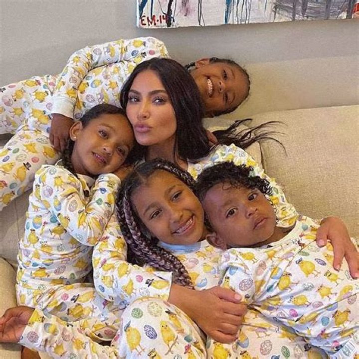 Kim Kardashian’s Sisters Unfollow Kanye West On Instagram – Hollywood Life