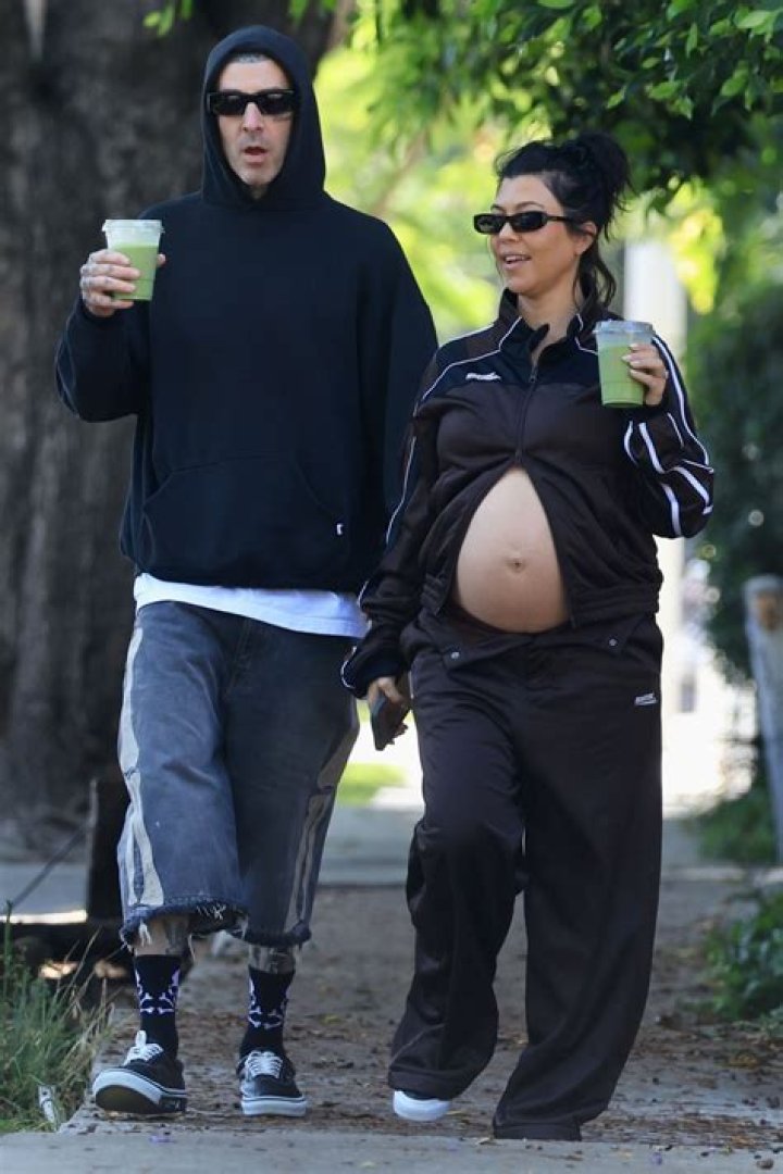 Kim & Kourtney Kardashian’s Maternity Style — PICS
