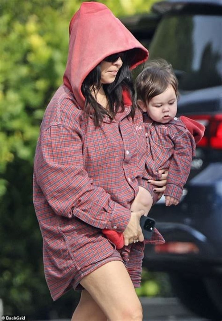Kourtney Kardashian & Travis Barker Hold Hands In Matching Hoodies – Hollywood Life