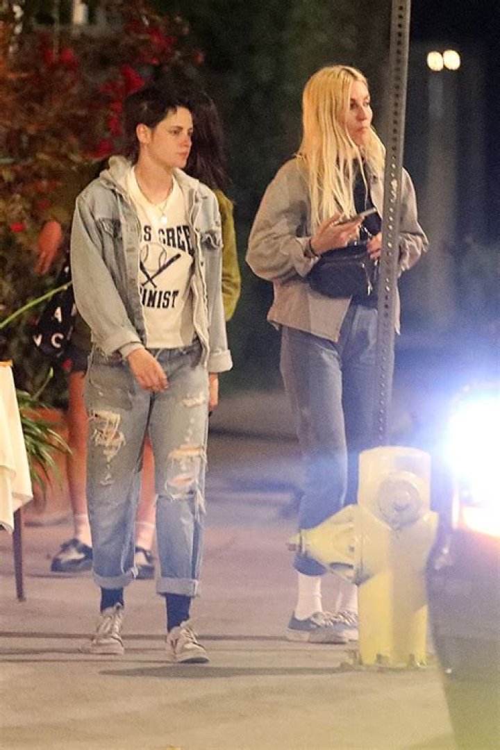 Kristen Stewart & Dylan Meyer Twin In Jeans During Date – Hollywood Life