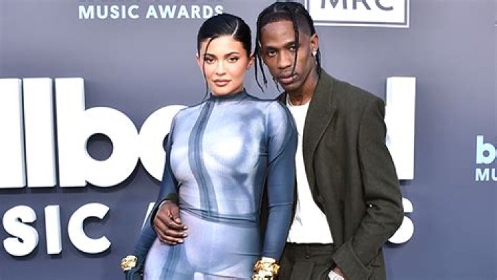 Kylie Jenner Comments Pregnant Emoji On Travis Scott’s Latest Photo – Hollywood Life
