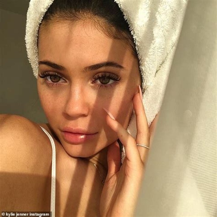 Kylie Jenner Flaunts Freckles In Cute Makeup-Free Selfie