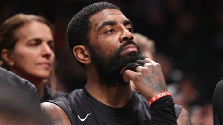 Kyrie Irving At Nets Game With Girlfriend Causes Vaccination Drama – Hollywood Life