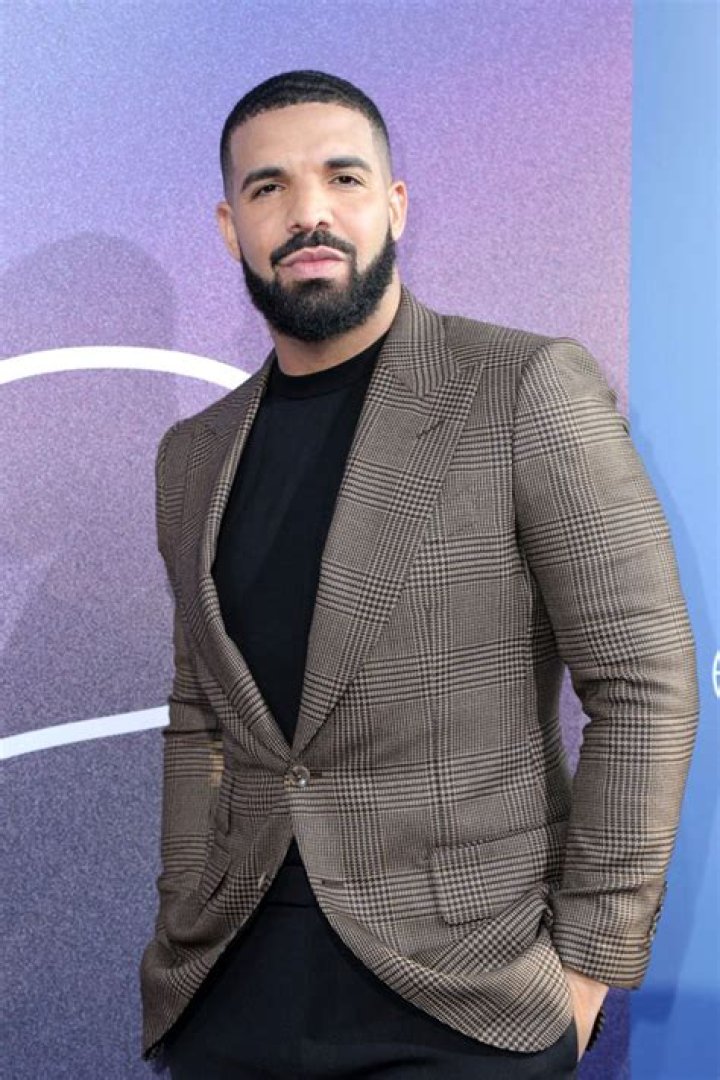 Lizzo Flirts With Drake On Twitter After ‘Rumors’ Song – Hollywood Life