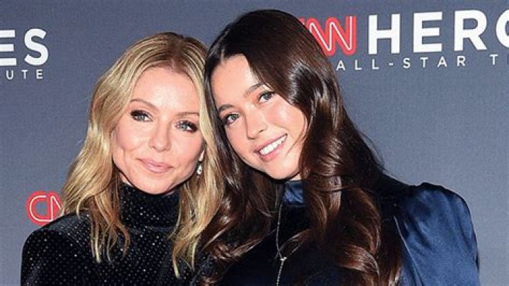 Lola Consuelos Posts Singing Video & Mom Kelly Ripa Is So Proud – Hollywood Life