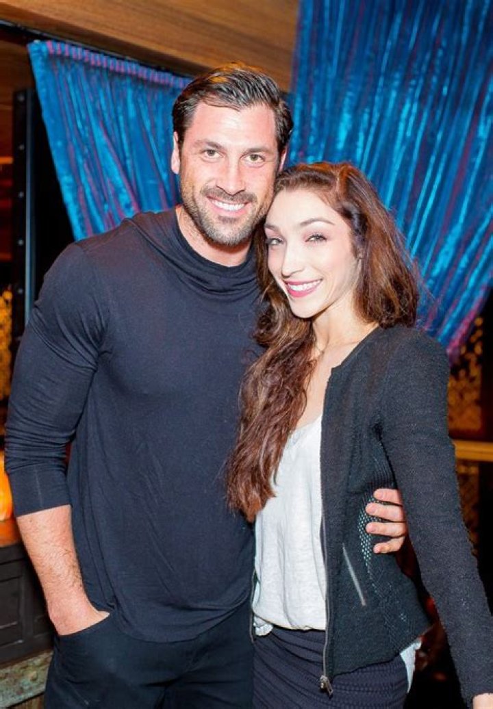 Maks Chmerkovskiy & Meryl Davis’ Kiss — NYC Date Filled With ‘Touchy Feely’ PDA – Hollywood Life