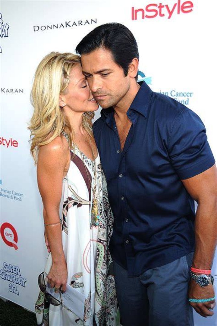 Mark Consuelos & Kelly Ripa’s Best Couple Moments: Photos – Hollywood Life