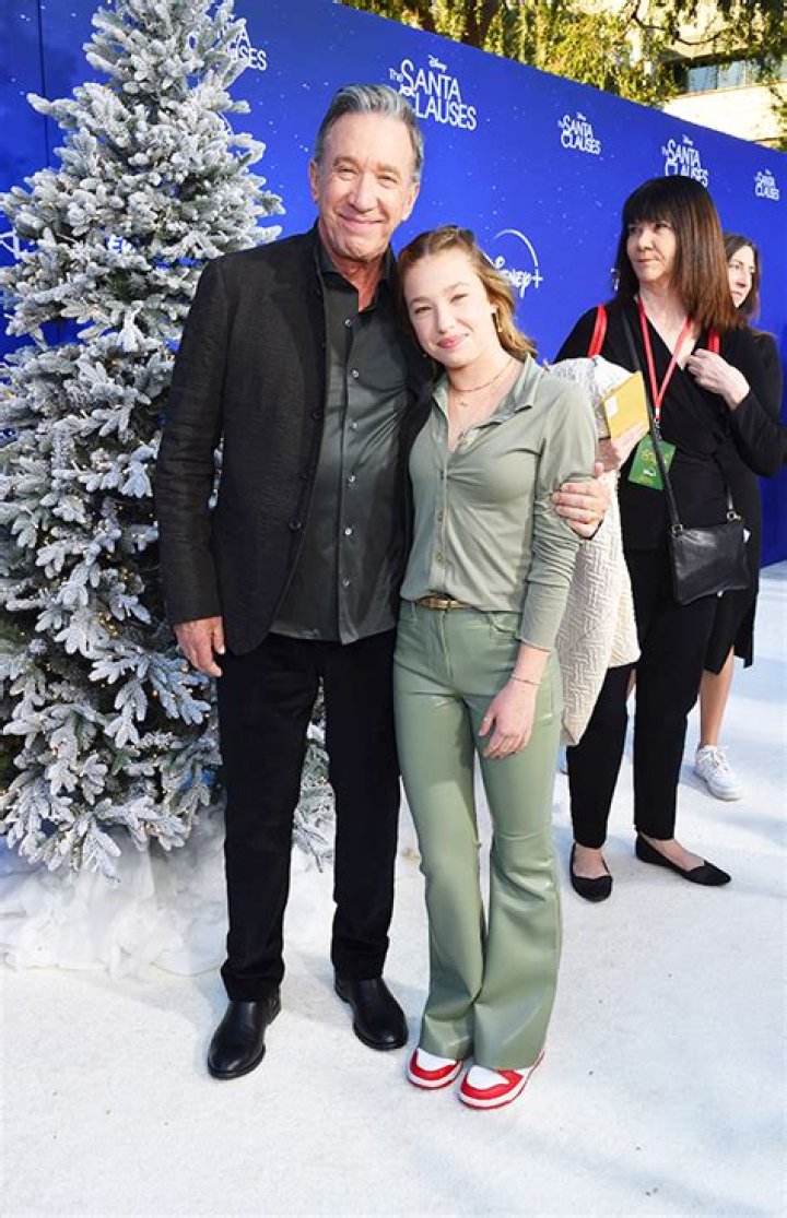 Meet His 2 Daughters – Hollywood Life
