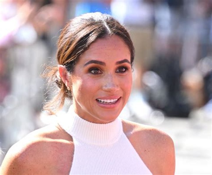 Meghan Markle Attempts To Hug A Curtsying Woman At One World Summit – Hollywood Life