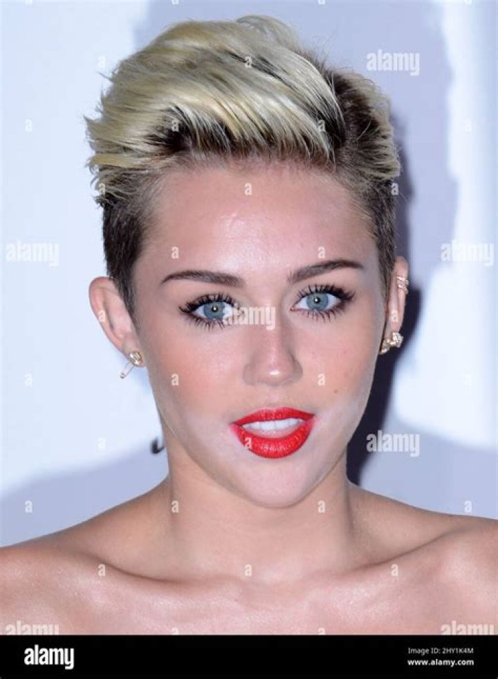 Miley Cyrus & More Flash Crowd – Hollywood Life