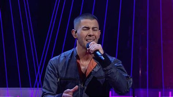 Nick Jonas Performs ‘Spaceman’ — Watch – Hollywood Life
