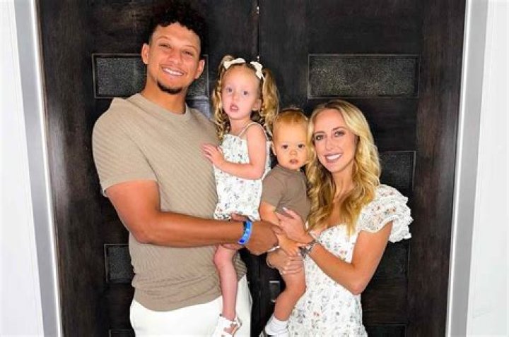 Patrick Mahomes & Brittany Matthews Take Daughter To A Pumpkin Patch – Hollywood Life